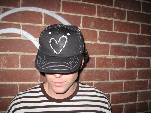 LUVERS CAP BARBED HEART EDITION